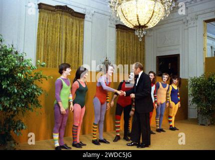 Photographie du président Gerald R. Ford serrant la main de membres du Théâtre Claude Kipnis MIME pendant la partie divertissement d'un dîner d'État en l'honneur du premier secrétaire Edward Gierek de Pologne - Banque D'Images