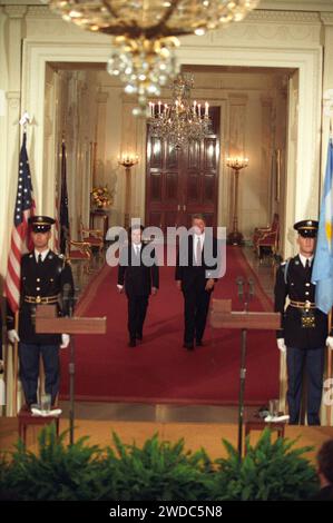 Photographie du président William J. Clinton marchant avec le président Carlos Menem d'Argentine à la Maison Blanche - Banque D'Images