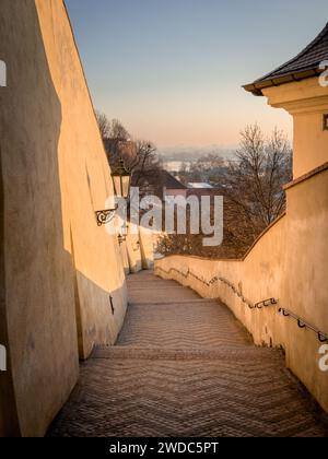 Excursion matinale jusqu'aux marches du château jusqu'au château de Prague. Crépuscule hivernal à l'aube. Prague, République tchèque Banque D'Images