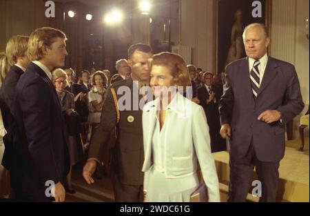 Le président Gerald Ford et la première dame Betty Ford descendent sur la plateforme après la cérémonie d'inauguration. Banque D'Images
