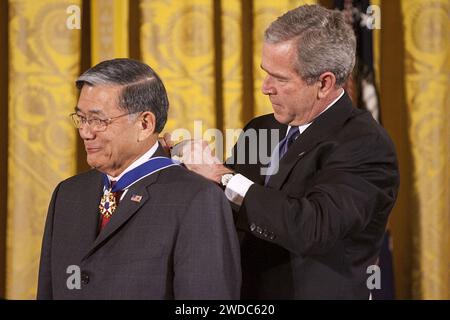 Le Président George W. Bush remet à Norman Y. Mineta la Médaille présidentielle de la liberté dans la salle est de la Maison Blanche. Banque D'Images