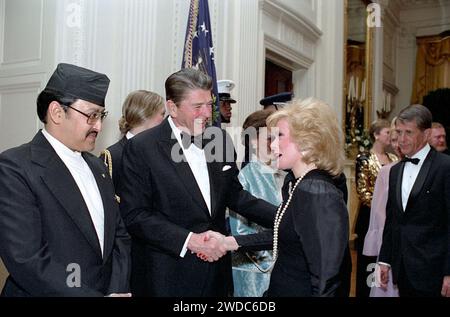 Le président Ronald Reagan avec le roi Birendra Bir Kikram Shah Dev du Népal et Joan Rivers. Banque D'Images