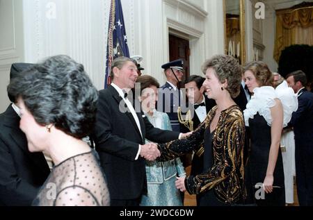 Le président Ronald Reagan avec Carol Burnett et Carrie Hamilton dans la ligne de réception lors de la visite d'État du roi Birendra Bir Kikram Shah Dev du Népal dans la salle est. Banque D'Images