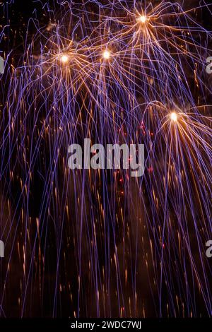 Feux d'artifice avec effets spéciaux abstraits, y compris : mise au point, mise au point floue, décalage de la mise au point, mouvement de la caméra. Feux d'artifice à Delco Park, Kettering, Dayton, Banque D'Images