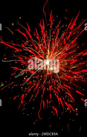 Feux d'artifice avec effets spéciaux abstraits, y compris : mise au point, mise au point floue, décalage de la mise au point, mouvement de la caméra. Feux d'artifice à Delco Park, Kettering, Dayton, Banque D'Images