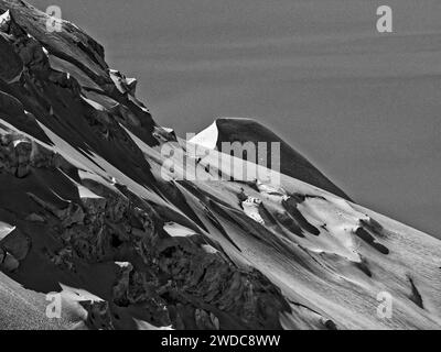 Image en noir et blanc d'un sommet enneigé et déchiqueté aux contrastes saisissants, le Mont blanc. Chamonix Banque D'Images