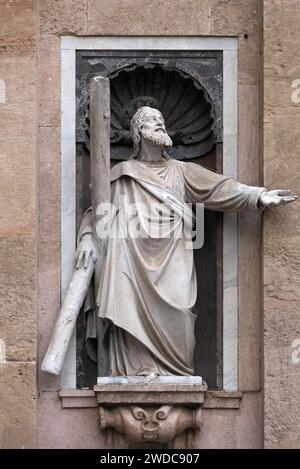 Sculpture de Saint Ambroise sur la façade extérieure de la Chiesa del Gesu, via di Porta Soprana, 2, Gênes, Italie Banque D'Images