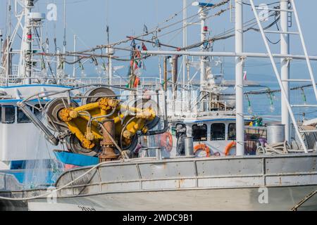 Treuil à tambour utilisé avec des filets de pêche sur le pont d'un chalutier amarré au port maritime, Corée du Sud, Corée du Sud Banque D'Images