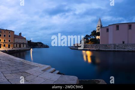 St. Église d'Antoine à l'entrée du port, heure bleue au crépuscule, Veli Losinj, baie de Kvarner, Croatie Banque D'Images