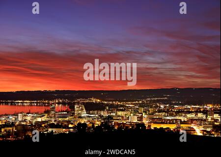 Ambiance du soir avec Skyline et le lac Zoug au premier plan les gratte-ciel ParkTower et Uptown, Zoug, Canton Zoug, Suisse Banque D'Images