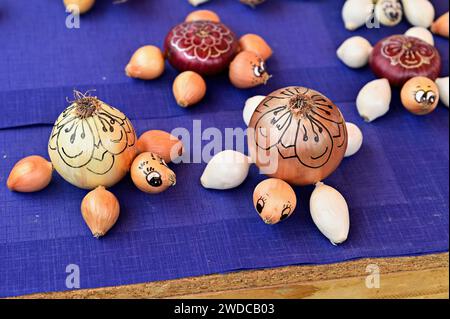 Étal de marché avec des oignons en forme de tortues, marché aux oignons, Berne, Canton de Berne, Suisse Banque D'Images