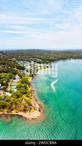 Panorama aérien vertical du lac Macquarie sur la plage de Murrays en Australie. Banque D'Images