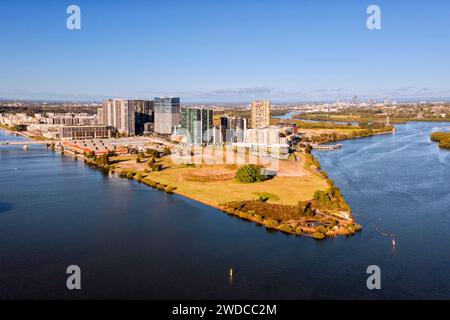 Wentworth point tours d'appartements de grande hauteur sur les rives de la rivière Parramatta dans le paysage urbain aérien de Sydney West. Banque D'Images