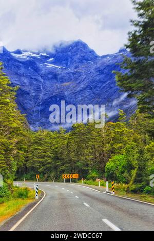 Conduite sur te Anau- Milford Sound Highway 94 dans la région de Fiordland de montagne de Nouvelle-Zélande. Banque D'Images