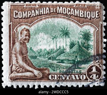 Huttes sur timbre ancien du Mozambique Banque D'Images
