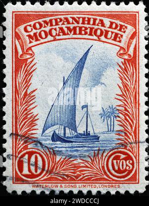 Vieux voilier sur timbre vintage du Mozambique Banque D'Images