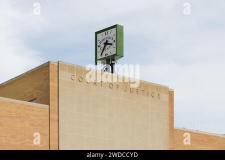 Colfax, WA, USA - 23 mai 2023 ; nom de la Cour de justice sur le côté du palais de justice du comté de Whitman avec horloge Banque D'Images