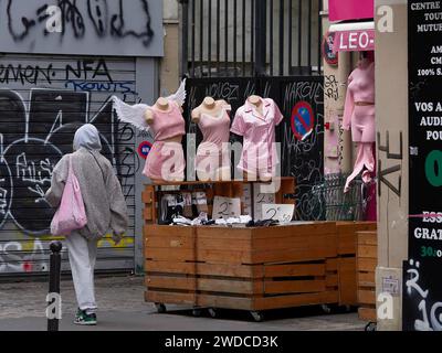 Boutique Jersey dans la rue de Belleville. Paris Banque D'Images