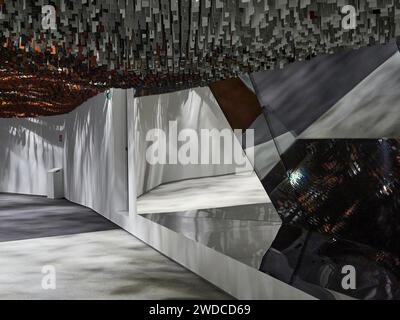 Intérieur futuriste aux formes géométriques et aux surfaces réfléchissantes métalliques, design intérieur Philharmonie de Paris. Paris Banque D'Images