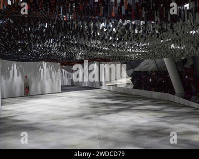 Design d'intérieur moderne avec des sculptures abstraites et réfléchissantes et des formes géométriques en noir et argent, design d'intérieur Philharmonie de Paris. Paris Banque D'Images