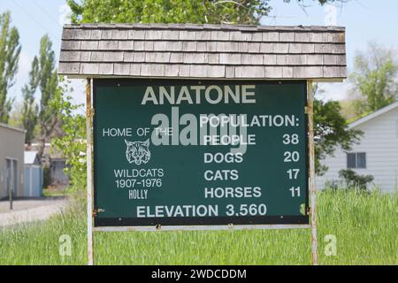 Anatone, WA, USA - 24 mai 2023 ; signe de population à Anatone Washington avec altitude et nombre d'animaux Banque D'Images