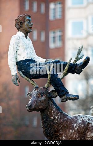 Sculpture de Stephan Balkenhol intitulée Homme avec cerf, bronze peint, combinaison surréaliste, Hanovre, Basse-Saxe, Allemagne Banque D'Images