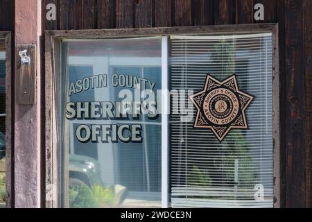 Asotin, WA, USA - 24 mai 2023 ; nom et bouclier sur la fenêtre du bureau du shérif du comté d'Asotin Banque D'Images