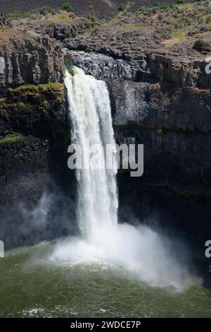 Palouse tombe dans la piscine dans l'est de l'État de Washington sous le soleil de printemps entouré de roche de basalte Banque D'Images