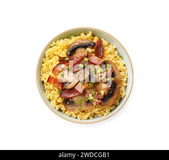 Savoureux porridge de millet avec champignons, bacon et oignon vert dans un bol isolé sur blanc, vue de dessus Banque D'Images
