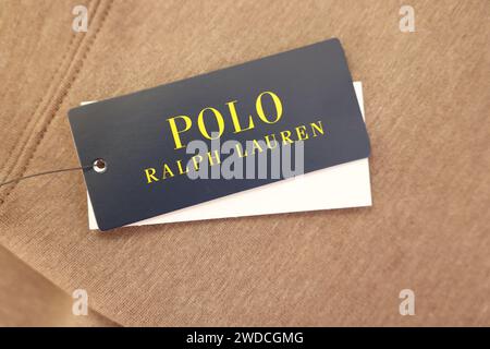 Leiden, pays-Bas - 6 décembre 2023 : Polo Ralph Lauren étiquettes de vêtements sur vêtement brun, vue de dessus Banque D'Images