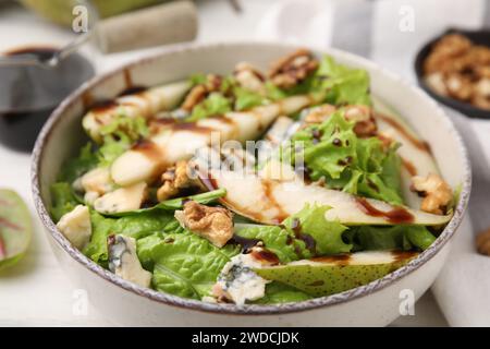 Délicieuse salade de poires avec sauce dans un bol sur la table, gros plan Banque D'Images