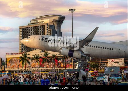 Pattaya, Thaïlande - 15 décembre 2023 : avion installé près du centre commercial terminal 21, lieu célèbre dans la ville de villégiature de Pattaya. avec pour toile de fond o Banque D'Images