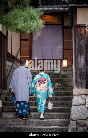 Couple senior portant kimono, vue arrière. Banque D'Images