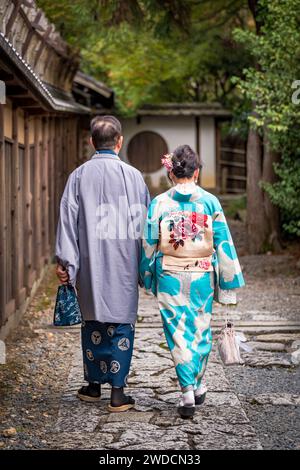 Couple senior portant kimono, vue arrière. Banque D'Images