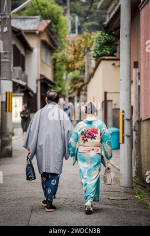 Couple senior portant kimono, vue arrière. Banque D'Images