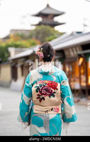 Couple senior portant kimono, vue arrière. Banque D'Images