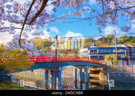 Kyoto, Japon - avril 1 2023 : Parc préfectoral Uji avec fleur de cerisier en pleine floraison est le symbole de la ville d'Uji avec de beaux paysages de la ville et pr Banque D'Images