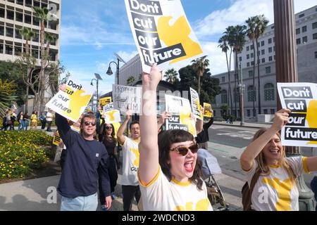 Los Angeles, États-Unis. 19 janvier 2024. Des membres de la Los Angeles Times Guild chantent des slogans et placards exprimant leur opinion lors d'une grève d'une journée devant l'hôtel de ville de Los Angeles, lors du rassemblement pour sauver le journalisme local. Les journalistes du Los Angeles Times organisent aujourd'hui le premier arrêt de travail syndical en salle de presse depuis 142 ans d'histoire du journal, un jour après que la direction a révélé que des licenciements importants pourraient survenir dans un contexte de déficit budgétaire croissant. Crédit : SOPA Images Limited/Alamy Live News Banque D'Images