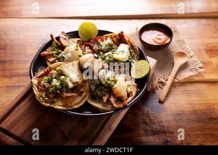 Tacos al pasteur. Aussi connu sous le nom de Tacos de Trompo, ils sont le type le plus populaire de tacos de rue au Mexique, généralement fait avec le porc et le boeuf mariné W Banque D'Images