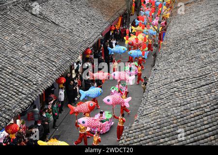 Pékin, province chinoise du Sichuan. 18 janvier 2024. Les gens se produisent pour célébrer le Festival Laba dans l'ancienne ville de Langzhong, dans la province du Sichuan du sud-ouest de la Chine, le 18 janvier 2024. Crédit : Wang Yugui/Xinhua/Alamy Live News Banque D'Images