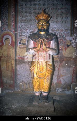 Roi Kirti Sri Nissankamalla, avec des peintures, prises en 2004, Maharaja Viharaya Grotte, Dambulla Cave Temple, Dambulla, district de Matale, Sri Lanka Banque D'Images