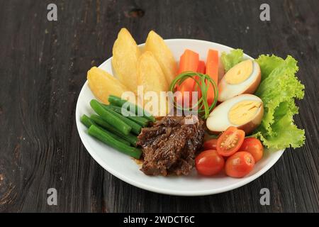 Selat Solo, Steak de bœuf braisé à la sauce soja douce avec œufs, pommes de terre et carottes. Plat javanais connu sous le nom de Bistik Jawa, d'influence hollandaise Banque D'Images