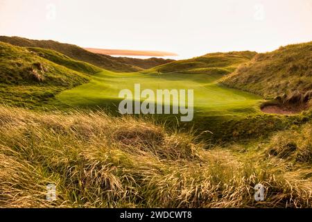 Ballybunion Golf Club, County Kerry, Irlande - Old course - vue sur le 18e green / trou vers l'océan Atlantique. Banque D'Images