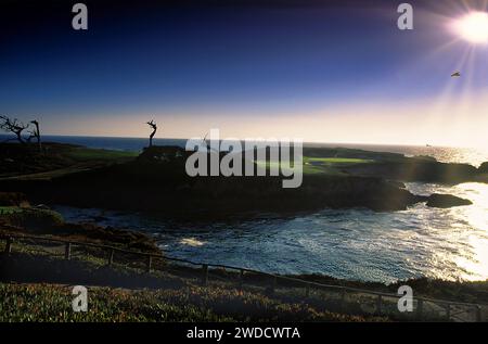 Image de paysage du parcours de golf de Cypress point sur la péninsule de Monterey, Californie, États-Unis. Le parcours de golf numéro un de WorldÕs - c'est le difficile 16e trou, un par trois sur l'océan Pacifique. Banque D'Images