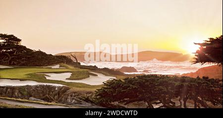 Image de paysage du parcours de golf de Cypress point sur la péninsule de Monterey, Californie, États-Unis. Le parcours de golf numéro un de WorldÕs - c'est le 15e trou (par trois) et au-delà dans le soleil couchant, le difficile 16e trou, un par trois sur l'océan Pacifique. Banque D'Images