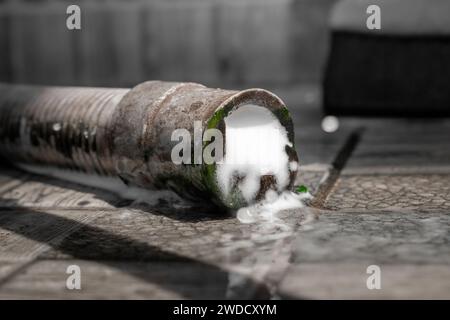 Un tuyau avec écoulement d'eau mousseuse. Eaux usées. Banque D'Images