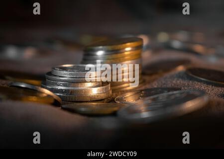 Pile de pièces. Indonésie vieilles pièces. pièces des années 90. Richesse et richesse. Finance et investissement d'échange d'argent comme concept. Banque D'Images