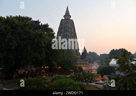 Scène matinale au temple Mahabodhi, l'un des sites les plus saints du bouddhisme, construit à l'origine par l'empereur Asoka au 3e siècle av. J.-C. Banque D'Images