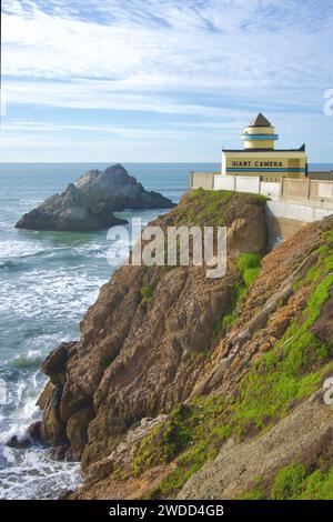 Le Giant Camera ou Camera Obscura, un monument historique et une attraction touristique, se trouve à côté de la Cliff House à Ocean Beach à San Francisco, en Californie. Banque D'Images