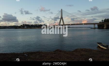 Pont à haubans à bahia ilheus, bahia, brésil - 10 décembre 2023 : vue du pont Jorge Amado dans la ville d'Ilheus, au sud de Bahia. ILHEUS BAHIA BRÉSIL Copyright : xJoaxSouzax 111223JOA4310073 Banque D'Images